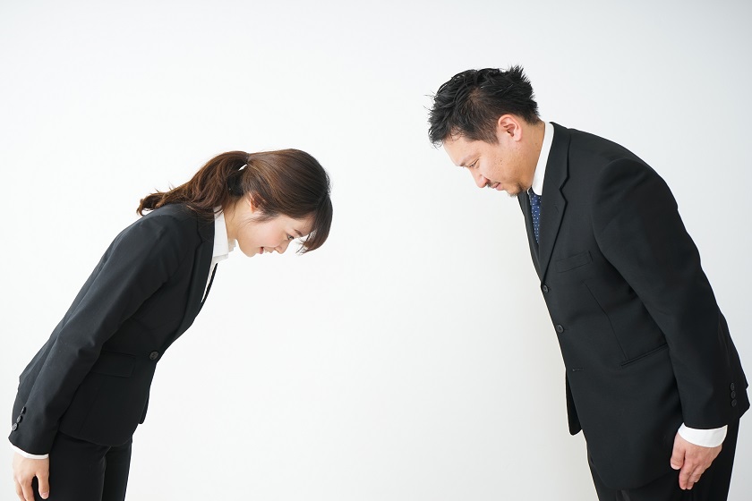 おじぎをするビジネスパーソン